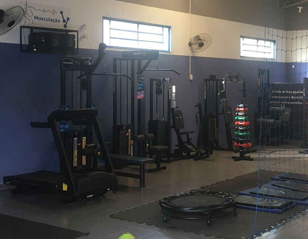 Foto interna exibindo equipamentos da academia